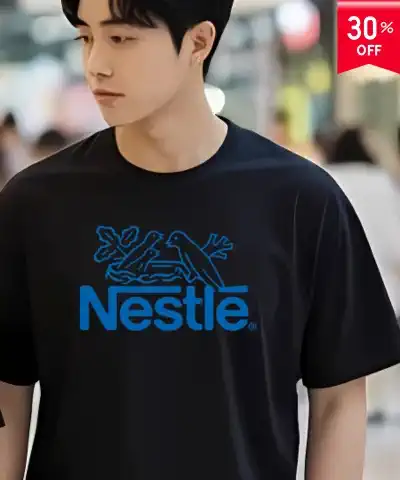 แบบเสื้อยืดสีดำคอกลม ปลายแขนเสื้อสองสี พร้อมสกรีนข้อความ